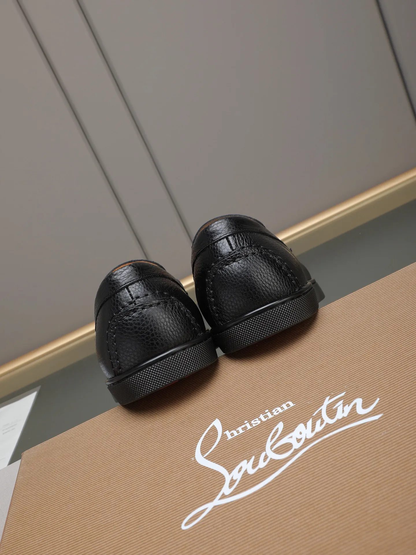 PP480 Christian Louboutin (red-soled shoes) Italian men's casual sneakers are shipped! Each pair of shoes from this Italian handmade shoe brand has a simple and classic design, which is very comfortable and versatile! The upper fabric of this shoe is made of imported cowhide, with high-end and comfortable cowhide lining! The outsole is made of original rubber bottom sheets and is lined with cowhide! Brand-specific mold-opening foot bed, exclusive private mold control! Original box packaging! 39 40 41 42 43 44 (38 45 46 customized)